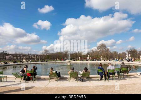 Pariser entspannen auf beweglichen Parkstühlen rund um den Grand Basin Rond im Tuileries Garden, Paris, Frankreich Stockfoto