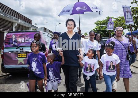 PARAMARIBO - die Vorsitzende der NDP Jennifer Simons nach der Wahl am Wahltag in Suriname. Insgesamt nehmen 14 politische Parteien und Parteienkombinationen an den Wahlen Teil. ANP RAMON VAN FLYMEN niederlande aus - belgien aus Stockfoto