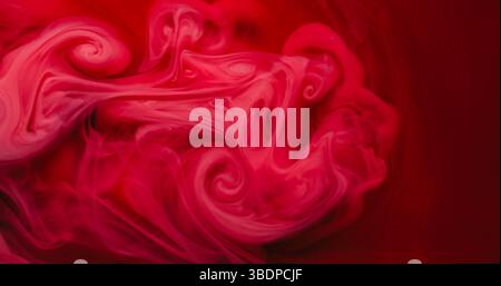 Tintenwasser. Spritzfarbe Mischung. Defokussierte rote Karmesin rosa Farbe Rauch Glitzer Nebel chemische Flüssigkeit hoch auf abstraktem Kunsthintergrund. Stockfoto