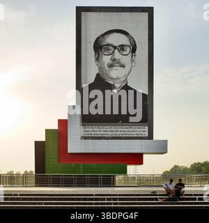 Bangabandhu Memorial Monument in der Nähe der Jamuna Bridge in Tangail, das Sheikh Mujibur Rahman mit einem großen Mosaikporträt und einem historischen Zitat ehrt. Stockfoto