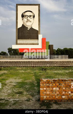 Bangabandhu Memorial Monument in der Nähe der Jamuna Bridge in Tangail, das Sheikh Mujibur Rahman mit einem großen Mosaikporträt und einem historischen Zitat ehrt. Stockfoto