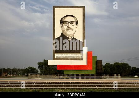 Bangabandhu Memorial Monument in der Nähe der Jamuna Bridge in Tangail, das Sheikh Mujibur Rahman mit einem großen Mosaikporträt und einem historischen Zitat ehrt. Stockfoto