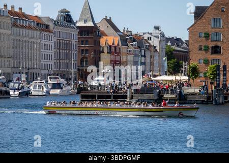 Kanalrundfahrt in Kopenhagen – Sightseeing-Boot auf dem Wasser vor Nyhavn Stockfoto