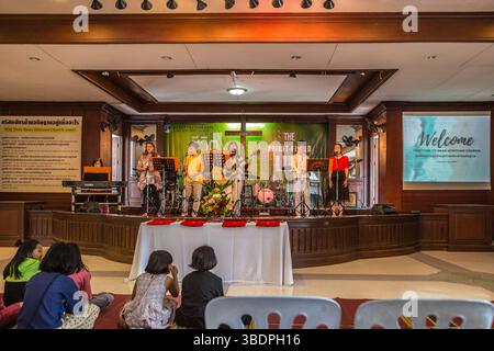 Lob-Team tritt in der Baan Athitaan Church and Grace Language School in Chiang Rai, Thailand auf Stockfoto