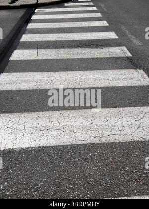 Fußgänger überqueren Zebra auf der Straße Stockfoto