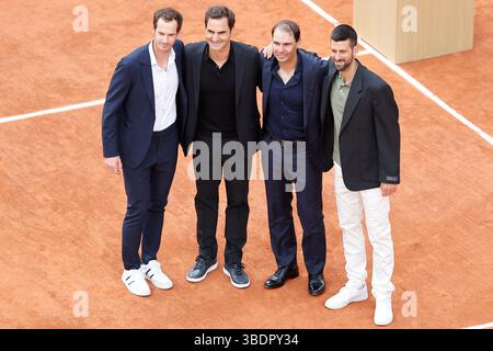 Paris, Paris, Frankreich. Mai 2025. Novak Djokovic, Roger Federer, Rafael Nadal, Andy Murraydpose für Fotografen, die die Tribut-Zeremonie an Rafael Nadal beim Tennis Grand Slam von Roland Garros 2025 im Roland Garros Stadium am 25. Mai 2025 feiern.Paris - Frankreich (Bild: © Loic Baratoux/ZUMA Press Wire) NUR REDAKTIONELLE VERWENDUNG! Nicht für kommerzielle ZWECKE! Quelle: ZUMA Press, Inc./Alamy Live News Stockfoto