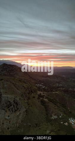 Herrlicher Sonnenuntergang über den Bergen, vertikaler Blick Stockfoto