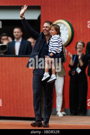 Paris, Frankreich. Mai 2025. Rafael Nadal (ESP) und sein Sohn bei einer Zeremonie zu Ehren von Rafael Nadal (ESP) während des Roland Garros 2025. Quelle: Corleve/Alamy Live News Stockfoto