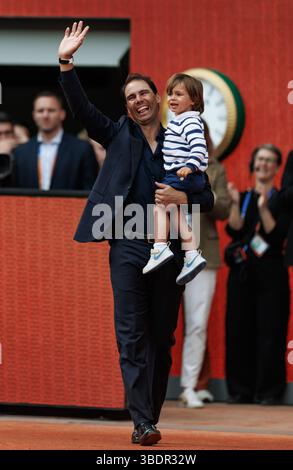 Paris, Frankreich. Mai 2025. Rafael Nadal (ESP) und sein Sohn bei einer Zeremonie zu Ehren von Rafael Nadal (ESP) während des Roland Garros 2025. Quelle: Corleve/Alamy Live News Stockfoto