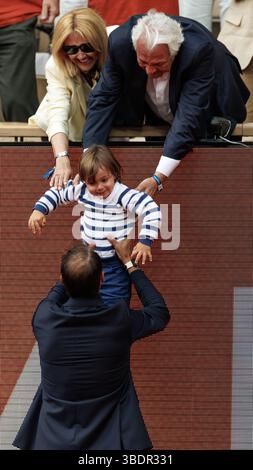 Paris, Frankreich. Mai 2025. Rafael Nadal (ESP) und sein Sohn bei einer Zeremonie zu Ehren von Rafael Nadal (ESP) während des Roland Garros 2025. Quelle: Corleve/Alamy Live News Stockfoto
