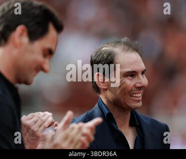 Paris, Frankreich. Mai 2025. Roger Federer (SUI) und Rafael Nadal (ESP) bei einer Zeremonie zu Ehren von Rafael Nadal (ESP) während des Roland Garros 2025. Quelle: Corleve/Alamy Live News Stockfoto