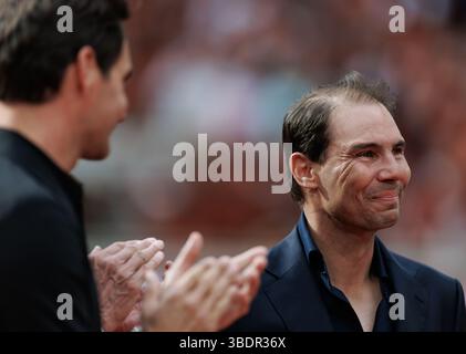 Paris, Frankreich. Mai 2025. Roger Federer (SUI) und Rafael Nadal (ESP) bei einer Zeremonie zu Ehren von Rafael Nadal (ESP) während des Roland Garros 2025. Quelle: Corleve/Alamy Live News Stockfoto