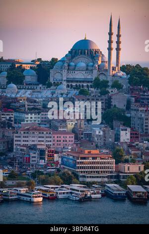Istanbul, Türkei: Fantastischer Sonnenuntergang, Skyline der Stadt und Suleymaniye Moschee (Suleymaniye Camii), osmanische Kaisermoschee auf dem dritten Hügel der Stadt Stockfoto