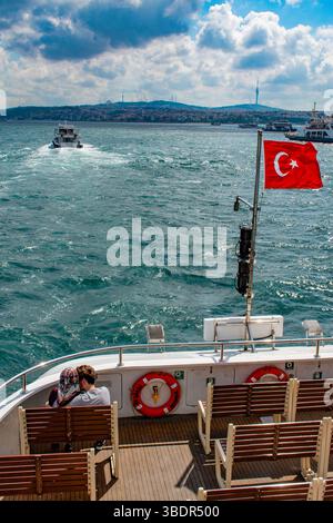 Istanbul, Türkei: Ein junges verliebtes Paar, das auf der Fähre über den Bosporus fährt, der das Schwarze Meer mit dem Marmarameer verbindet Stockfoto
