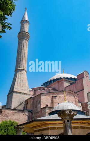 Istanbul, Türkei: Blick auf die Hagia Sophia, die berühmte ehemalige griechisch-orthodoxe christliche Patriarchalkirche, später osmanische Kaisermoschee, heute Museum Stockfoto