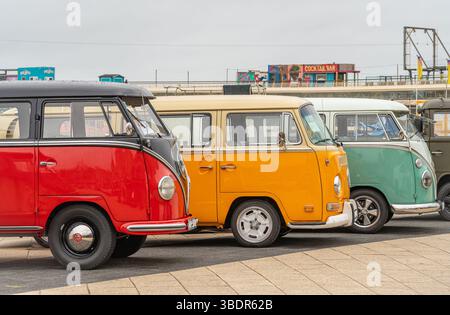 Scheveningen den Haag, Niederlande, 25.05.2025, Vintage, bunte VW-Wohnwagen in Folge, ausgestellt auf der Aircooler Oldtimer-Ausstellung Stockfoto