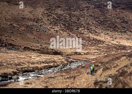 Spaziergänger in Glen Rosa auf der Isle of Arran im Frühjahr. Stockfoto