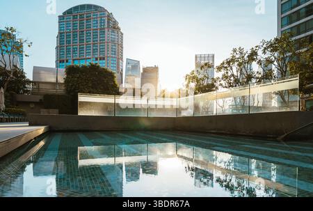 Morning Glow beleuchtet einen Pool auf dem Dach mit Blick auf die Skyline von Bangkok Stockfoto
