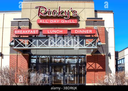 Edmonton Alberta - 3. April 2025: Ricky's All Day Grill ist eine Restaurantkette im Westen Kanadas. Stockfoto
