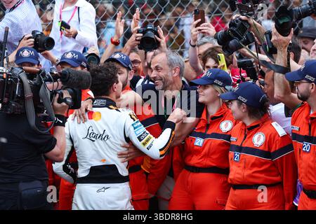 NORRIS Lando (gbr), McLaren F1 Team MCL39, Porträt mit seinem Vater während des Formel 1 Tag Heuer Grand Prix de, Monaco. , . FIA Formel-1-Weltmeisterschaft vom 23. Bis 25. Mai 2025 auf dem Circuit de Monaco in Monte-Carlo, Monaco - Foto Florent Gooden/DPPI Credit: DPPI Media/Alamy Live News Stockfoto