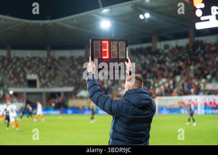 Der technische Schiedsrichter zeigt 3 Minuten zusätzliche Zeit während des Fußballspiels. Stockfoto