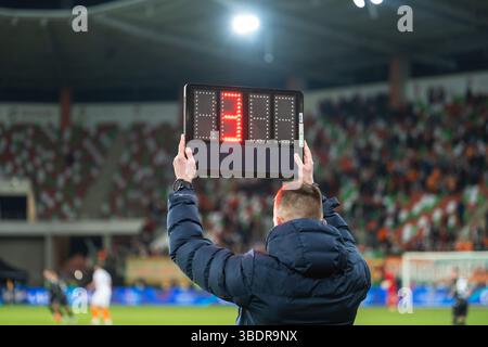 Der technische Schiedsrichter zeigt 3 Minuten zusätzliche Zeit während des Fußballspiels. Stockfoto