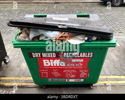 Mülltonnen für gemischte Recyclingabfälle in einer Edinburgh Street, Schottland, Großbritannien Stockfoto