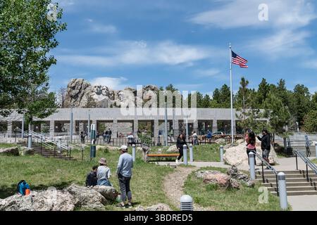 South Dakota, USA - 18. Juni 2024; Touristen am Eingang zu den Präsidenten am Mount Rushmore Stockfoto