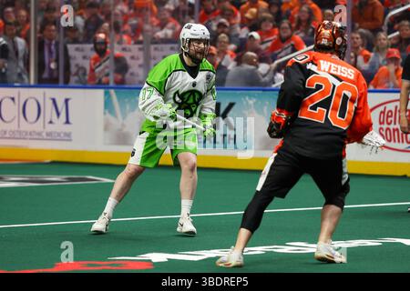 Buffalo, New York, USA. Mai 2025. Saskatchewan Rush Forward Robert Church (17) läuft im ersten Quartal. Die Buffalo Bandits veranstalteten den Saskatchewan Rush im dritten Spiel des National Lacrosse League Cup Finals im Key Bank Center in Buffalo, New York. (Jonathan Tenca/CSM). Quelle: csm/Alamy Live News Stockfoto