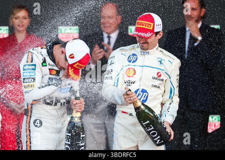 MONTE-CARLO, MONACO - 25. MAI: Charles Leclerc von Monaco und Scuderia Ferrari feiern mit Lando Norris von Großbritannien und McLaren F1 Team mit Champagner auf dem Podium nach dem Formel 1 Grand Prix von Monaco am 25. Mai 2025 auf dem Circuit de Monaco in Monte-Carlo, Monaco. (Foto: Qian Jun/Paddocker) Credit: Jun QIAN/Alamy Live News Stockfoto