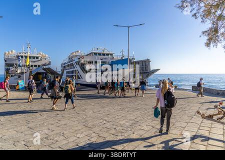 Kreta, Griechenland - 18. Oktober 2024: Passagiere, die die Schiffe Samaria und Daskalogiannis im Hafen besteigen, mit dem klaren blauen Meer und der sandigen Küste Stockfoto