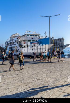 Kreta, Griechenland - 18. Oktober 2024: Blick auf den belebten Hafen mit Reisenden, die an Bord der Fähren Samaria und Daskalogiannis gehen, mit Küste und Meer i Stockfoto