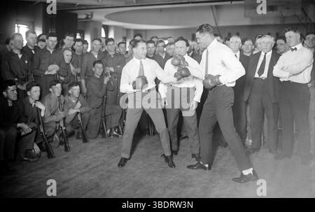 Die Boxer Jack Dempsey (1895–1983) und Benny Leonard (1896–1947) mit dem Zauberer Harry Houdini (1874–1926). Boxer Jack Dempsey, Harry Houdini, Benny Leonard, Boxer Jack Dempsey, William Harrison Jack Dempsey (1895–1983), US-amerikanischer Boxer Stockfoto