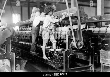 Kinderarbeiter in einer Baumwollfabrik. Spinner & Doffers in der Baumwollfabrik, Amerika, 1909 Stockfoto