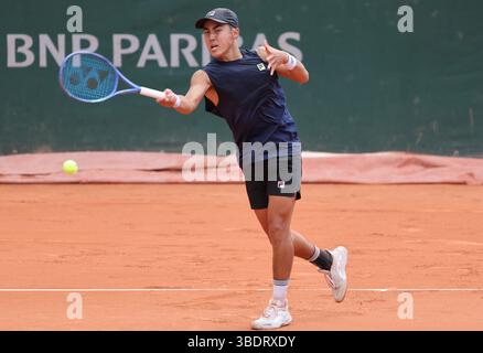 Paris, Frankreich. Mai 2025. Der australische Eisenkönig Hijikata spielt am Sonntag, den 25. Mai 2025, gegen Reilly Opelka aus den USA bei den French Tennis Open in Roland Garros in Paris, Frankreich. Opelka gewann 1:6, 6:3, 7:5, 7:6. Foto: Maya Vidon-White/UPI Credit: UPI/Alamy Live News Stockfoto