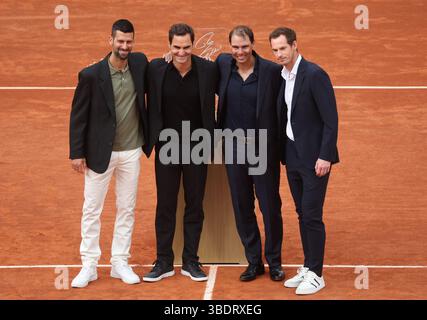Paris, Frankreich. Mai 2025. Der Brite Andy Murray (R), der Schweizer Roger Federer (2L) und der Tschechische Novak Djokovic (L) posieren für ein offizielles Foto mit Rafael Nadal aus Spanien während einer Tribute-Zeremonie zu seinen Ehren am ersten Tag der Roland Garros French Tennis Open in Paris, Frankreich, am Sonntag, den 25. Mai 2025. Nadal wurde in einer besonderen Abschiedszeremonie geehrt, bei der sein außergewöhnliches Vermächtnis in Paris gefeiert wurde. Foto: Maya Vidon-White/UPI Credit: UPI/Alamy Live News Stockfoto