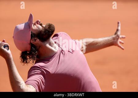 Paris, Frankreich. Mai 2025. Reilly Opelka aus den USA dient dem australischen Hijikata im Erstrundenspiel bei den French Tennis Open in Roland Garros in Paris, Frankreich, am Sonntag, den 25. Mai 2025. Opelka gewann 1:6, 6:3, 7:5, 7:6. Foto: Maya Vidon-White/UPI Credit: UPI/Alamy Live News Stockfoto