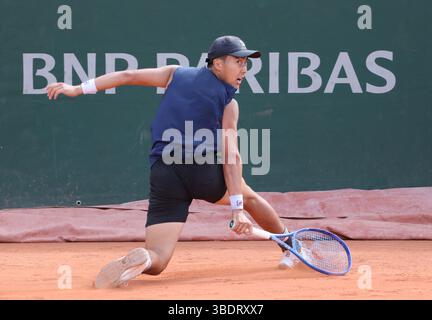 Paris, Frankreich. Mai 2025. Der australische Eisenkönig Hijikata spielt am Sonntag, den 25. Mai 2025, gegen Reilly Opelka aus den USA bei den French Tennis Open in Roland Garros in Paris, Frankreich. Opelka gewann 1:6, 6:3, 7:5, 7:6. Foto: Maya Vidon-White/UPI Credit: UPI/Alamy Live News Stockfoto