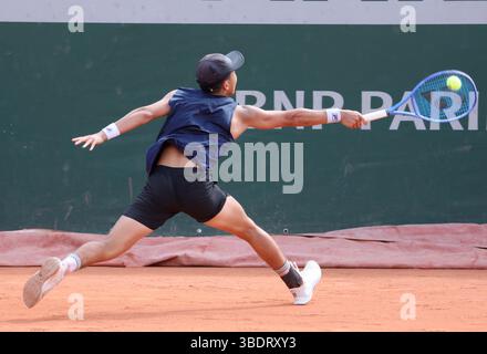 Paris, Frankreich. Mai 2025. Der australische Eisenkönig Hijikata spielt am Sonntag, den 25. Mai 2025, gegen Reilly Opelka aus den USA bei den French Tennis Open in Roland Garros in Paris, Frankreich. Opelka gewann 1:6, 6:3, 7:5, 7:6. Foto: Maya Vidon-White/UPI Credit: UPI/Alamy Live News Stockfoto