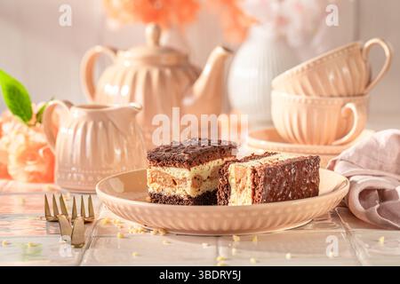 Leckerer Biskuitkuchen aus Sahne, Schokolade und Keksen. Biskuitkuchen mit Schaum und Schokolade. Stockfoto