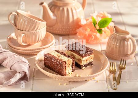 Süßer Biskuitkuchen aus Sahne, Schokolade und Keksen. Biskuitkuchen mit Schaum und Schokolade. Stockfoto