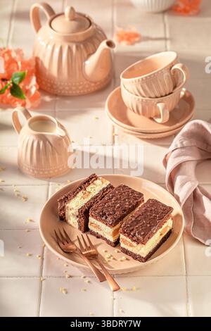 Hausgemachter Biskuitkuchen aus Sahne, Schokolade und Keksen. Biskuitkuchen mit Schaum und Schokolade. Stockfoto