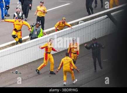 Indianapolis, USA. Mai 2025. INDIANAPOLIS, INDIANA – 25. Mai: Alex Palou, (10) Chip Ganassi Racing, feiert am 25. Mai 2025 in Indianapolis, Indiana, den 109. Lauf der NTT IndyCar Series des Indianapolis 500 auf dem Indianapolis Motor Speedway. (Quelle: Jeremy Hogan/Alamy Live News Stockfoto