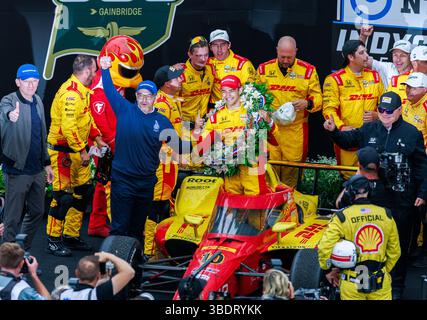 Indianapolis, USA. Mai 2025. INDIANAPOLIS, INDIANA – 25. Mai: Alex Palou, (10) Chip Ganassi Racing, feiert am 25. Mai 2025 in Indianapolis, Indiana, den 109. Lauf der NTT IndyCar Series des Indianapolis 500 auf dem Indianapolis Motor Speedway. (Quelle: Jeremy Hogan/Alamy Live News Stockfoto