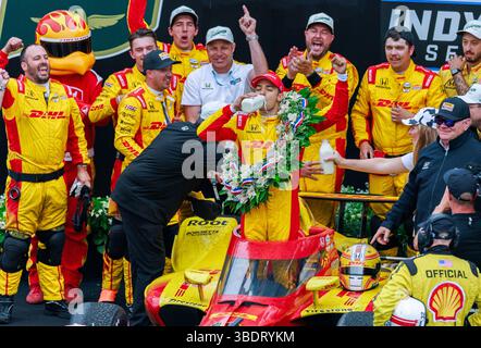 Indianapolis, USA. Mai 2025. INDIANAPOLIS, INDIANA – 25. Mai: Alex Palou, (10) Chip Ganassi Racing, feiert am 25. Mai 2025 in Indianapolis, Indiana, den 109. Lauf der NTT IndyCar Series des Indianapolis 500 auf dem Indianapolis Motor Speedway. (Quelle: Jeremy Hogan/Alamy Live News Stockfoto