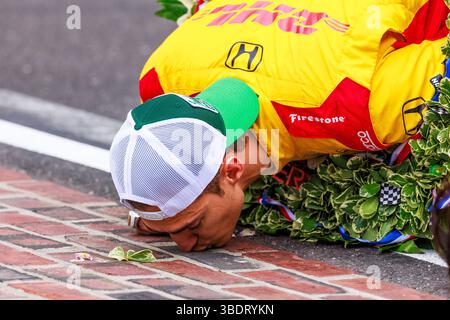 Indianapolis, USA. Mai 2025. INDIANAPOLIS, INDIANA – 25. Mai: Alex Palou, (10) Chip Ganassi Racing, feiert am 25. Mai 2025 in Indianapolis, Indiana, den 109. Lauf der NTT IndyCar Series des Indianapolis 500 auf dem Indianapolis Motor Speedway. (Quelle: Jeremy Hogan/Alamy Live News Stockfoto