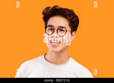 Porträt Eines Lächelnden Jungen Asiatischen Mannes Mit Brillen Stockfoto