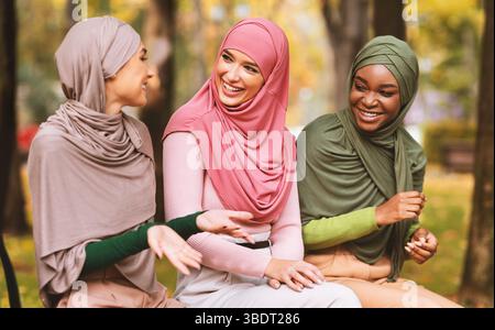 Drei Arabische Damen Sprechen Auf Der Bank Im City Park Sitzen Stockfoto