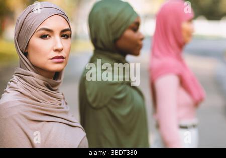 Seitenansicht Gruppenporträt Von Drei Verschiedenen Muslimischen Frauen, Die Draußen Posieren Stockfoto