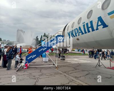 Tu-134A-3 ist ein zweimotoriges, schmalkörniges Jet-Flugzeug (UdSSR, 1966-1989; Höchstgeschwindigkeit 950 km/h), das von zwei aktualisierten Soloviev D-30 Turbofan-Triebwerken während des Free Career Festival in der VDNG (Ausstellung der Errungenschaften der Nationalwirtschaft; eröffnet 1958) angetrieben wird. Rund 120 bekannte ukrainische Unternehmen nehmen an der Veranstaltung Teil, die vom 22. Bis 25. Mai 2025 in Kiew, Ukraine, organisiert wird. Besucher, die nach den besten Stellenangeboten verschiedener Unternehmen mit Freiflächen suchen. Stockfoto